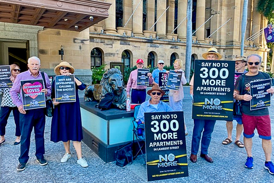 Kangaroo Point residents call for council to fight development application in court